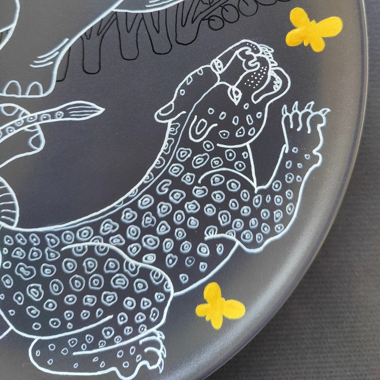 Decorative ceramic plate "Elephant and Cheetah" from the series "The Chase".