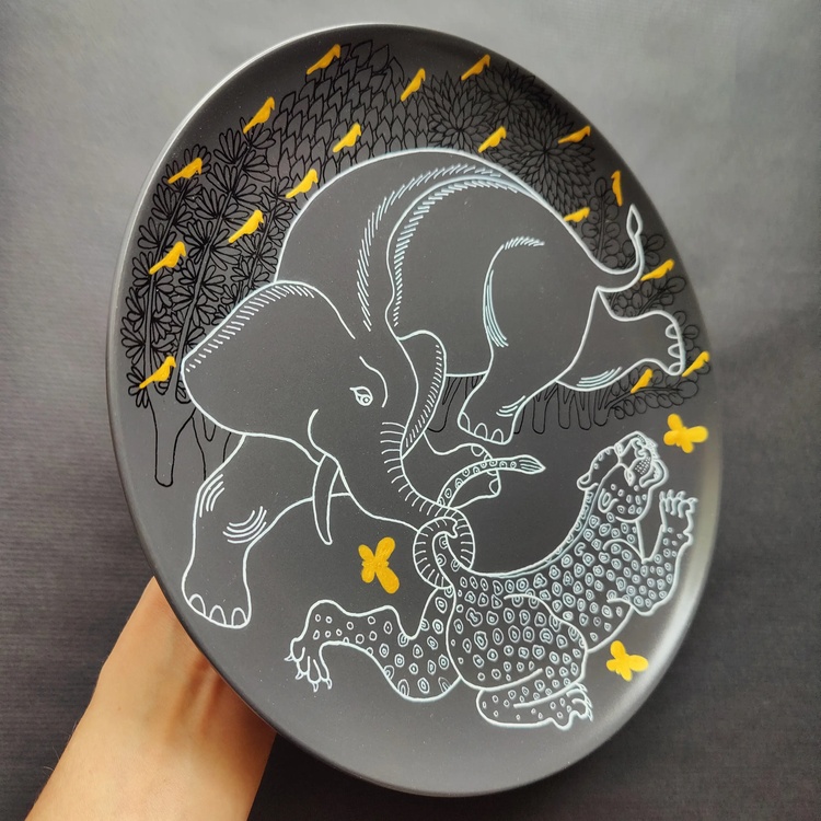 Decorative ceramic plate "Elephant and Cheetah" from the series "The Chase".