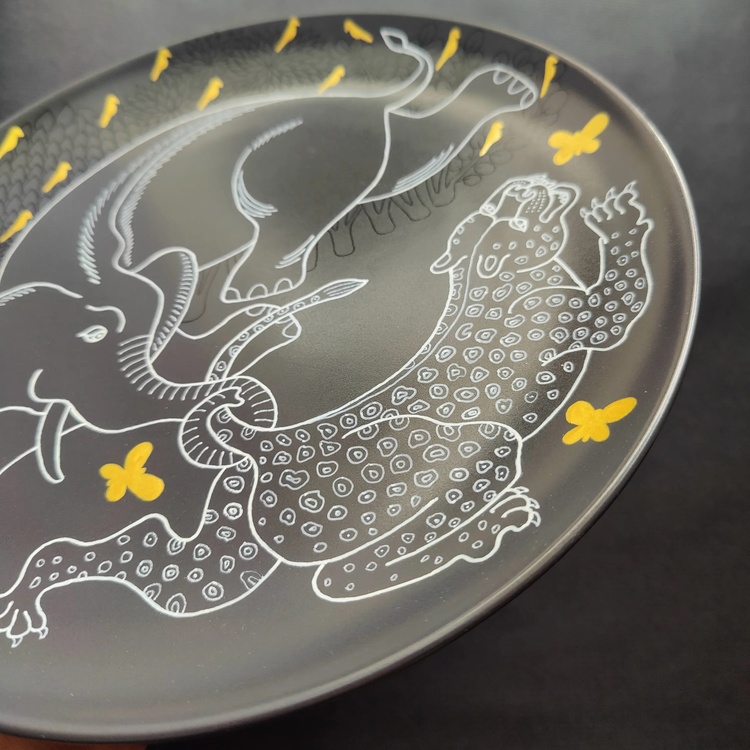 Decorative ceramic plate "Elephant and Cheetah" from the series "The Chase".