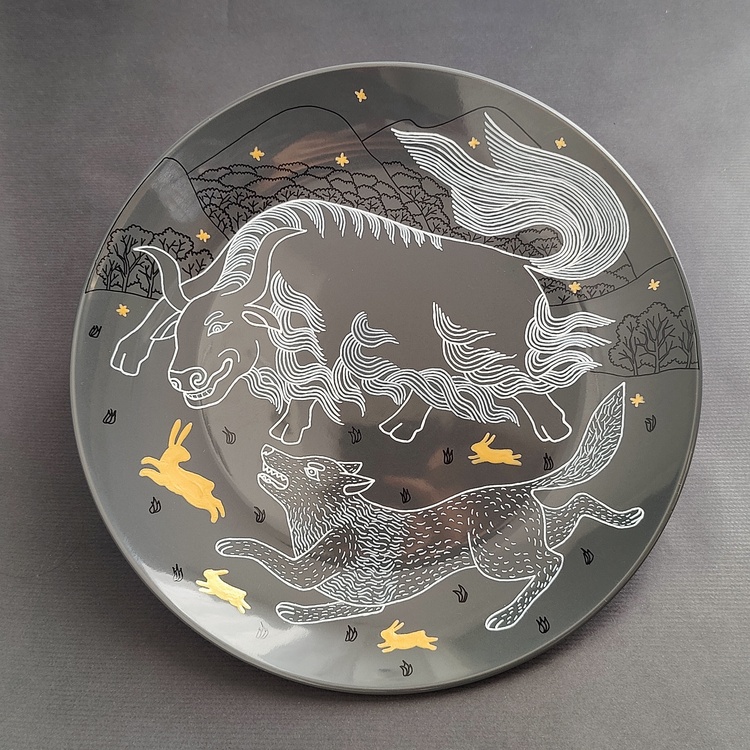 Decorative ceramic plate "Yak and Wolf" from the series "The Chase"
