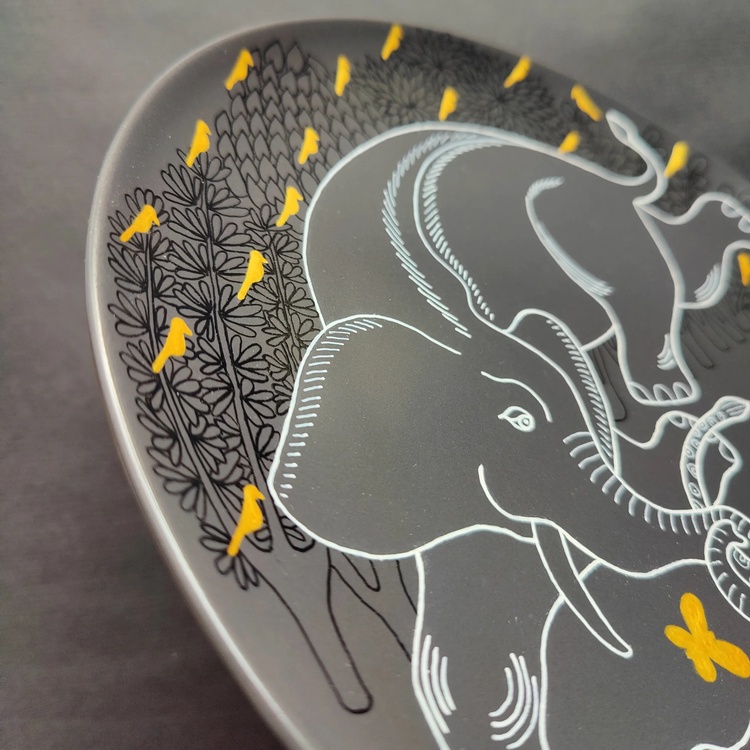 Decorative ceramic plate "Elephant and Cheetah" from the series "The Chase".