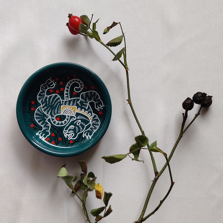 Decorative ceramic small bowl "Tiger" from the "The Chase" series