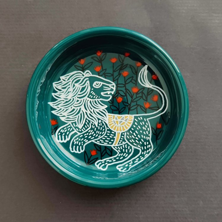 Decorative ceramic small bowl "Lion" from the "The Chase" series