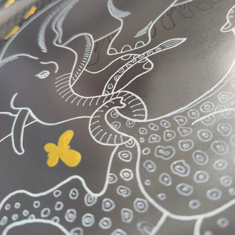 Decorative ceramic plate "Elephant and Cheetah" from the series "The Chase".