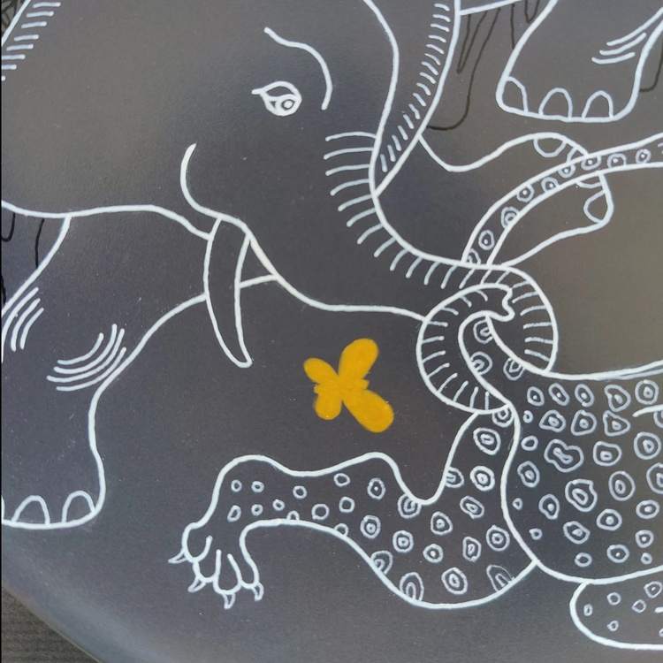 Decorative ceramic plate "Elephant and Cheetah" from the series "The Chase".