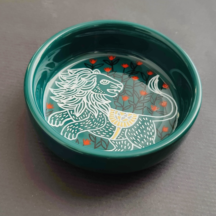 Decorative ceramic small bowl "Lion" from the "The Chase" series